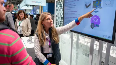 A Bosch expert informs a trade visitor about our SMP290