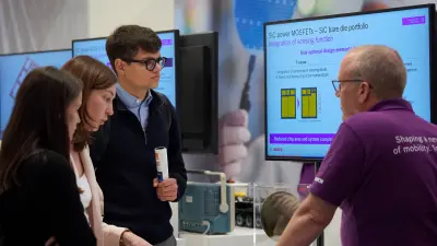 Visitors talk to a Bosch expert about our SiC power MOSFETs